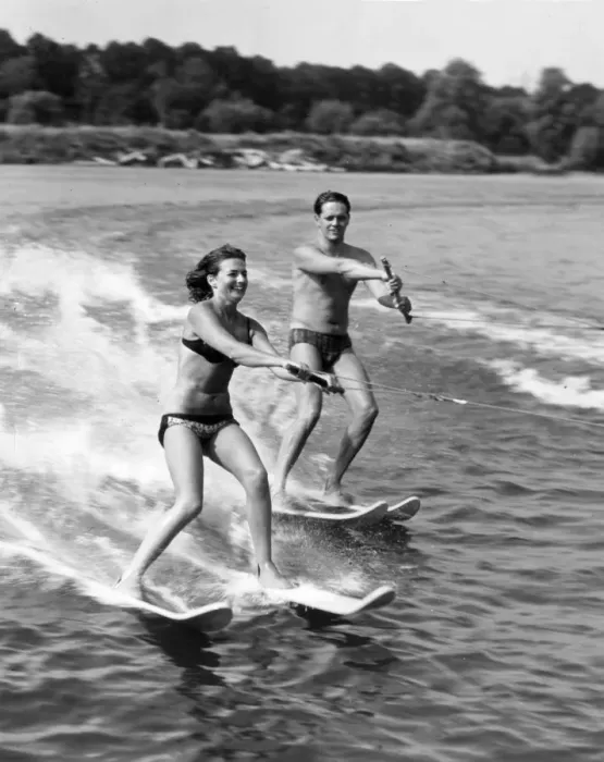 Framed Print : WATERSKIING COUPLE Framed Print : WATERSKIING COUPLE