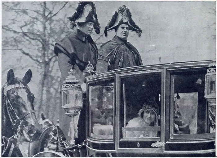 Framed Print : After the wedding of George, Duke of York (later King George VI): London's first view of the bride as Duchess of York: a happy face at the carriage window as Elizabeth Bowes-Lyon, as she was, drove with her husband to Buckingham Palace Framed Print : After the wedding of George, Duke of York (later King George VI): London's first view of the bride as Duchess of York: a happy face at the carriage window as Elizabeth Bowes-Lyon, as she was, drove with her husband to Buckingham Palace