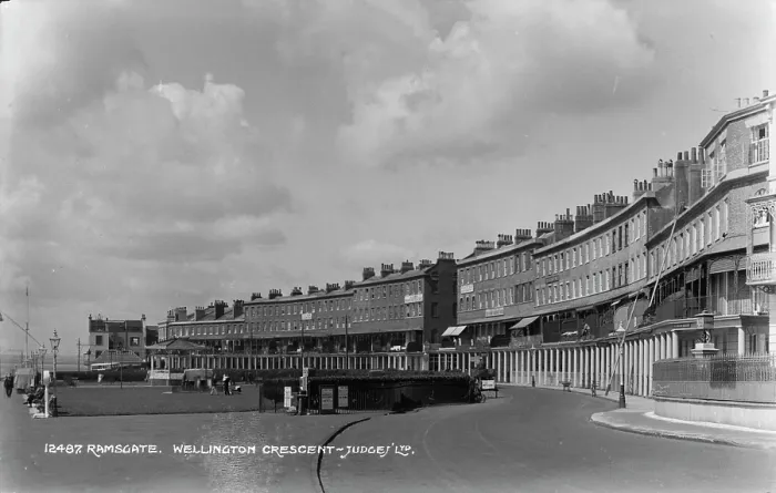Framed Print : Wellington Crescent, Ramsgate Framed Print : Wellington Crescent, Ramsgate