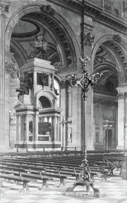 Framed Print : Wellington Monument at St. Paul's Cathedral
