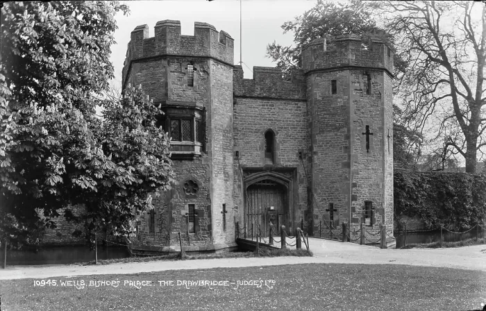Framed Print : Wells Bishop's Palace - The Drawbridge Framed Print : Wells Bishop's Palace - The Drawbridge