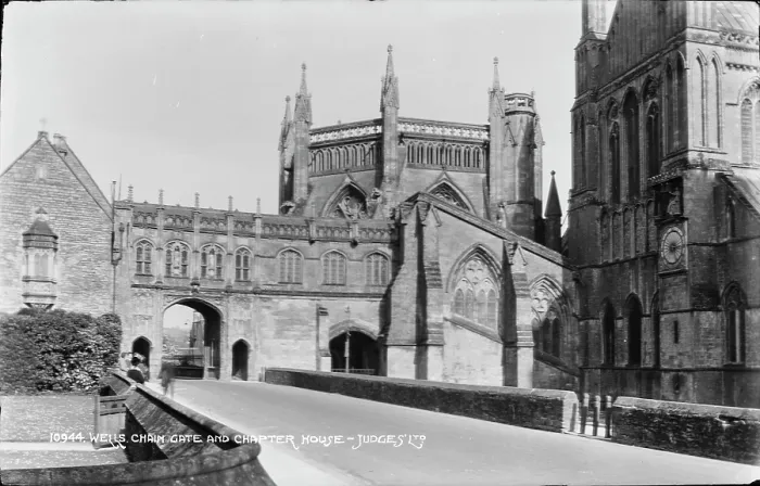 Framed Print : Wells Chain Gate and Chapter House Framed Print : Wells Chain Gate and Chapter House