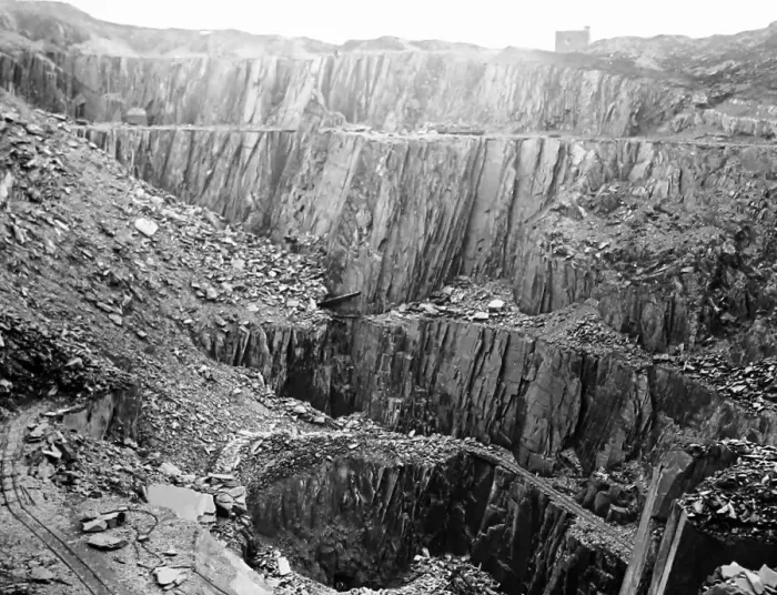 Framed Print : A Welsh slate quarry (probably Chwarel), early 1900s Framed Print : A Welsh slate quarry (probably Chwarel), early 1900s