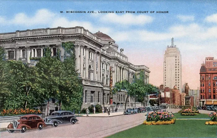 Framed Print : West Wisconsin Avenue (looking east from Court of Honor), Milwaukee, Wisconsin, USA Date: circa 1940 Framed Print : West Wisconsin Avenue (looking east from Court of Honor), Milwaukee, Wisconsin, USA Date: circa 1940