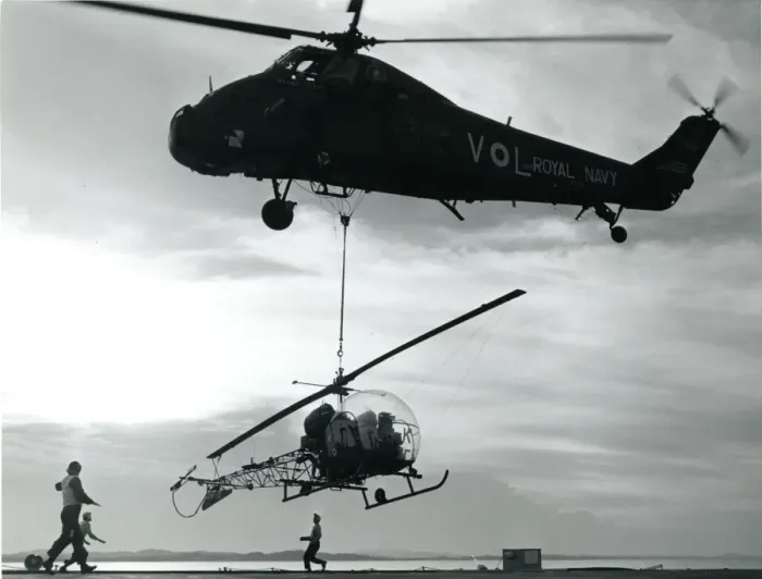 Framed Print : A Westland Wessex HU5, XS518, lifts a Bell Sioux helicopter Framed Print : A Westland Wessex HU5, XS518, lifts a Bell Sioux helicopter