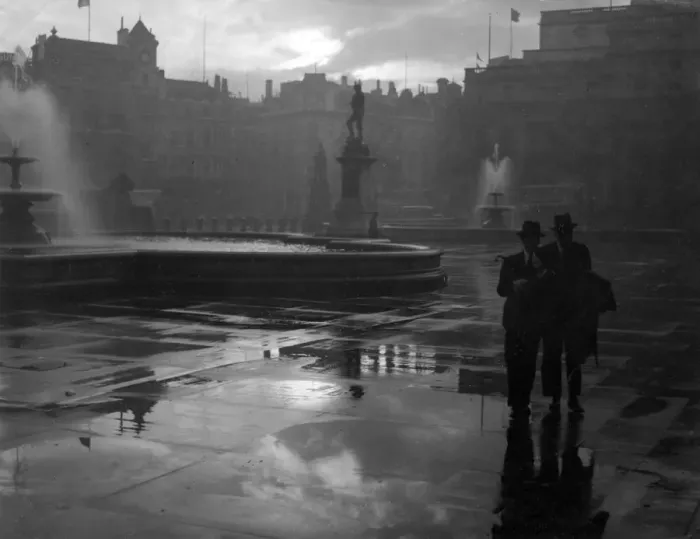 Framed Print : WET DAY IN TRAFALGAR SQ Framed Print : WET DAY IN TRAFALGAR SQ