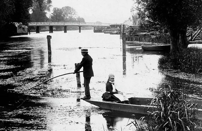 Framed Print : Whitchurch Bridge, Pangbourne, Victorian period Framed Print : Whitchurch Bridge, Pangbourne, Victorian period