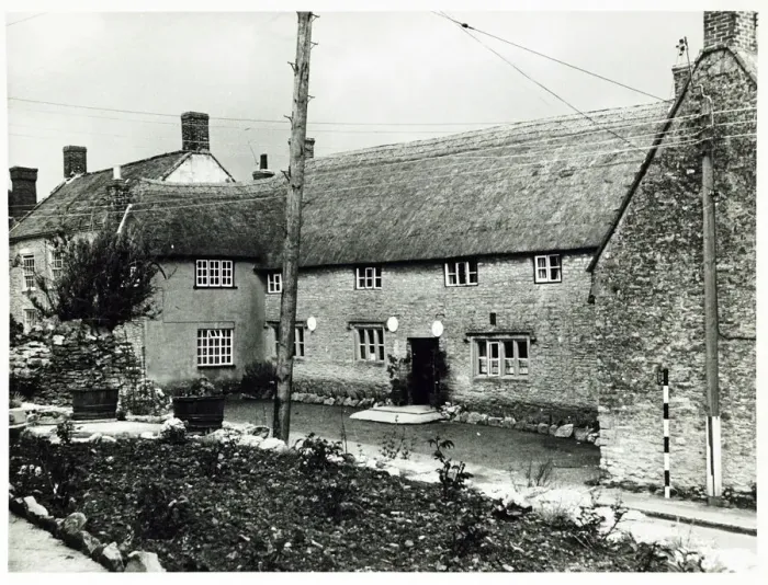 Framed Print : The White Hart pub, Yetminster, Dorset Framed Print : The White Hart pub, Yetminster, Dorset