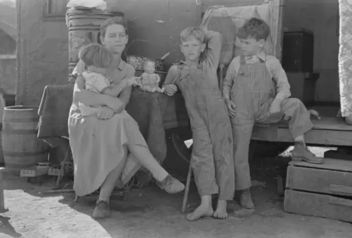 Framed Print : White migrant mother with children in front of trailer home Framed Print : White migrant mother with children in front of trailer home