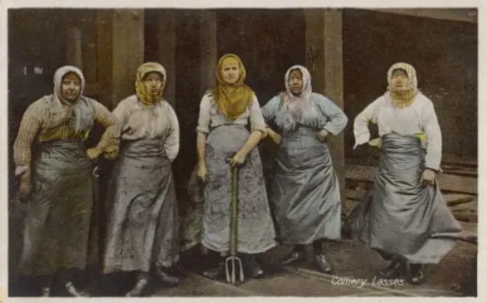 Framed Print : WIGAN COLIERY LASSES Framed Print : WIGAN COLIERY LASSES