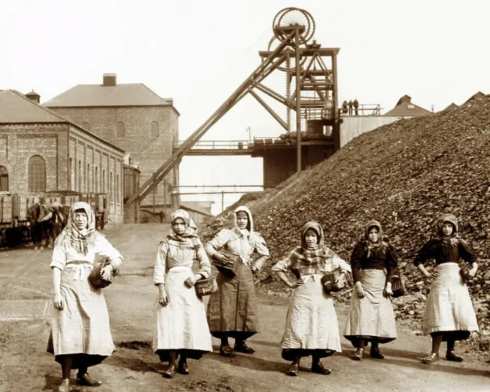 Framed Print : Wigan Junction Colliery Pit Brow Lasses early 1900s Framed Print : Wigan Junction Colliery Pit Brow Lasses early 1900s