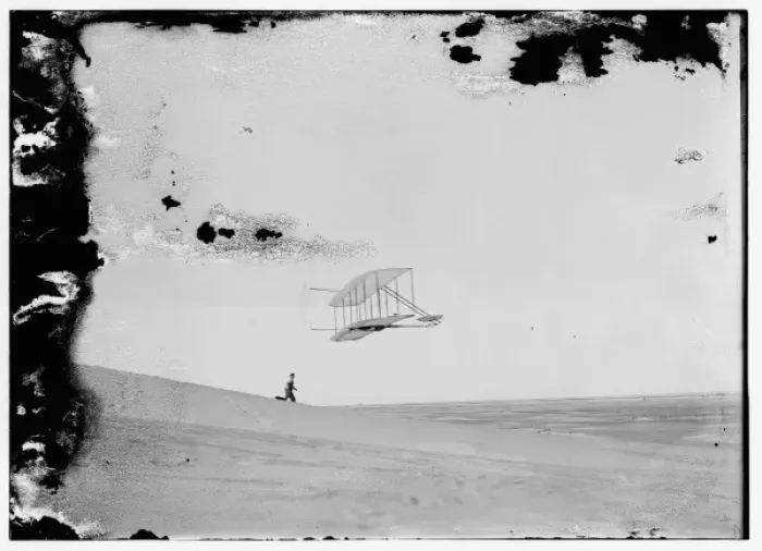 Framed Print : Wilbur in glider turning rapidly to the left, Dan Tate runni Framed Print : Wilbur in glider turning rapidly to the left, Dan Tate runni