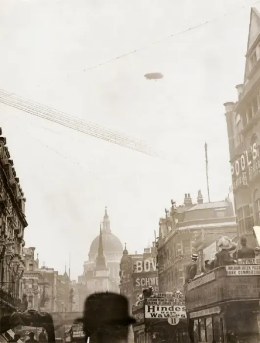 Framed Print : Willows Airship above St Pauls Cathedral, London Framed Print : Willows Airship above St Pauls Cathedral, London