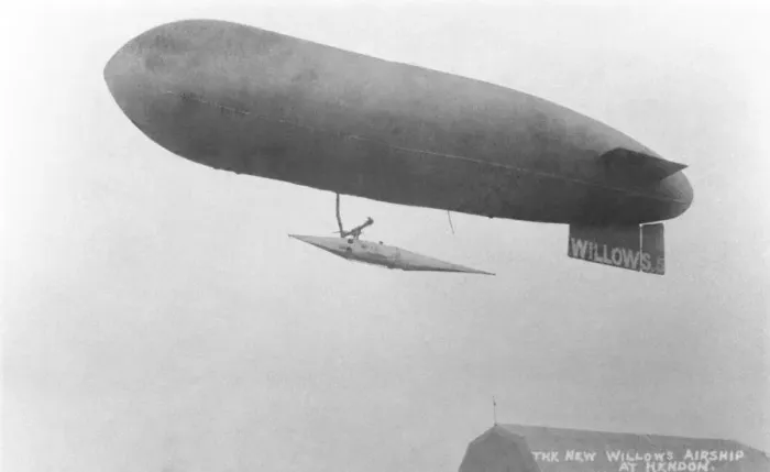 Framed Print : The Willows No. 5 Airship Flying at Hendon Framed Print : The Willows No. 5 Airship Flying at Hendon
