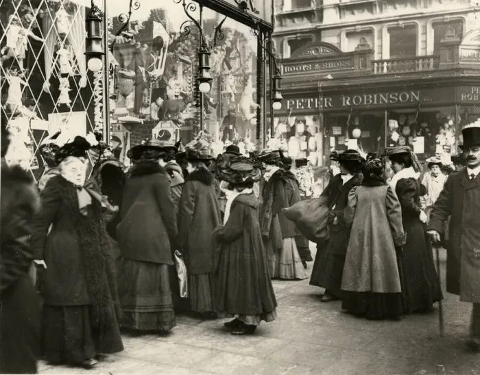 Framed Print : Window shopping, London 1908 Framed Print : Window shopping, London 1908