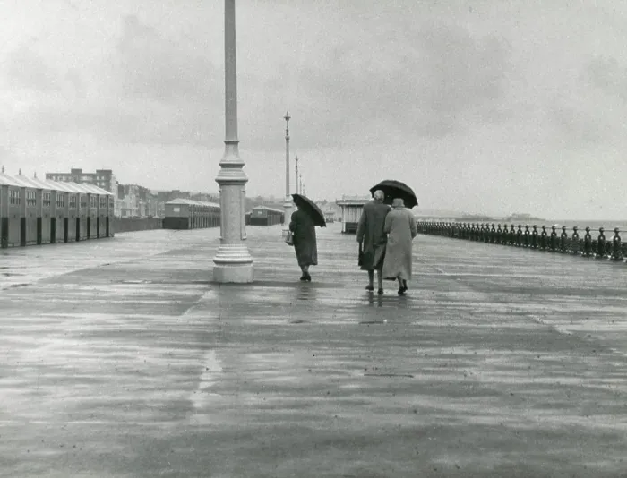 Framed Print : A windy walk along The Promenade, Hove, East Sussex Framed Print : A windy walk along The Promenade, Hove, East Sussex