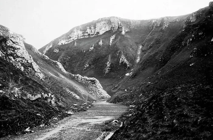 Framed Print : Winnats Pass in the Peak District showing snow poles Framed Print : Winnats Pass in the Peak District showing snow poles