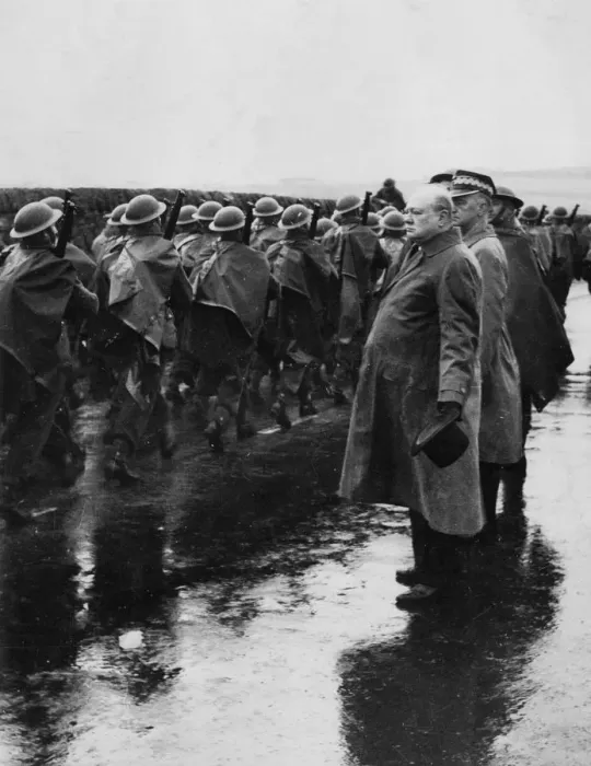 Framed Print : Winston Churchill in East Scotland, 1940 with troops Framed Print : Winston Churchill in East Scotland, 1940 with troops