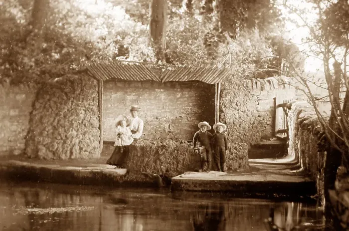 Framed Print : The Wishing Well, Upwey - early 1900s Framed Print : The Wishing Well, Upwey - early 1900s