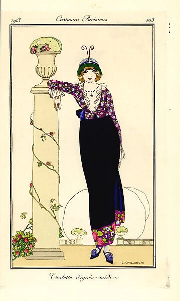 Woman in afternoon outfit leaning on a column, 1913