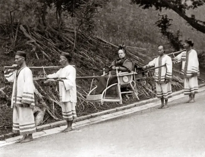Framed Print : Woman in a carrying chair, Hong Kong, circa 1900 Framed Print : Woman in a carrying chair, Hong Kong, circa 1900