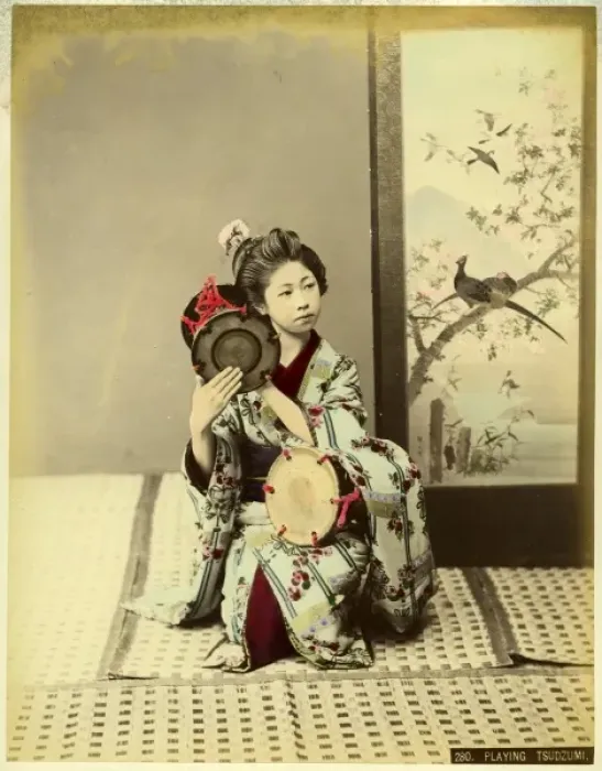 Framed Print : Woman in kimono playing tsudzumi Framed Print : Woman in kimono playing tsudzumi