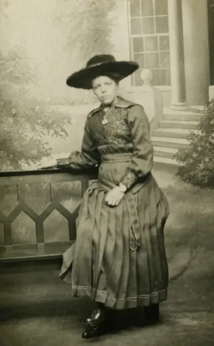Framed Print : Woman with large hat and pleated skirt Framed Print : Woman with large hat and pleated skirt