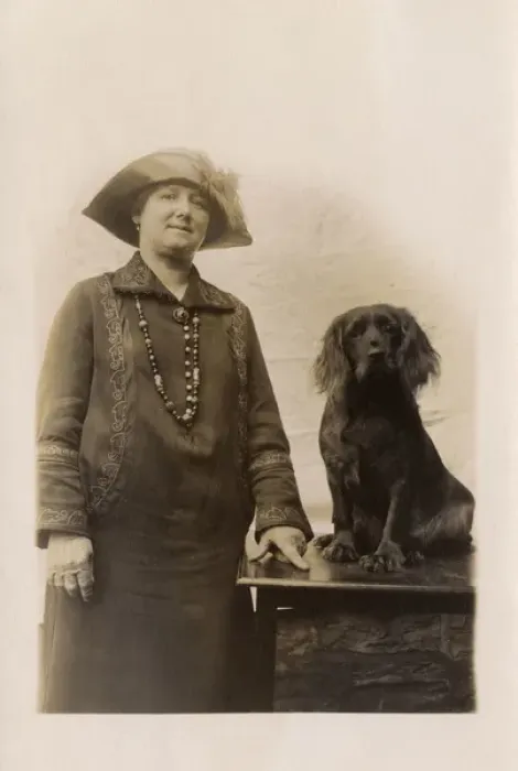 Framed Print : Woman with her little Cocker Spaniel Framed Print : Woman with her little Cocker Spaniel