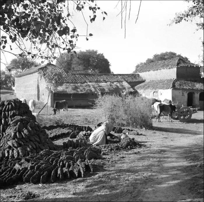 Framed Print : Woman making mudbricks - Madhya Pradesh - India Framed Print : Woman making mudbricks - Madhya Pradesh - India