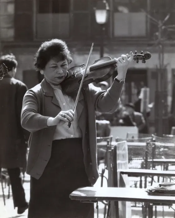 Framed Print : Woman playing violin in the Place du Tertre, Paris Framed Print : Woman playing violin in the Place du Tertre, Paris