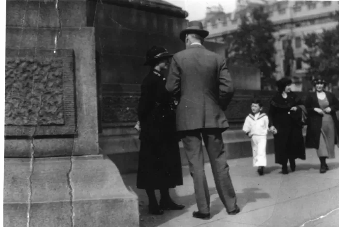 Framed Print : Woman police officer chatting to a pedestrian, London Framed Print : Woman police officer chatting to a pedestrian, London