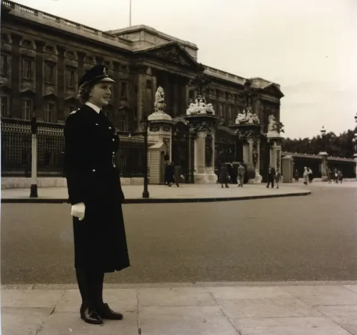 Framed Print : Woman police officer on duty in Central London Framed Print : Woman police officer on duty in Central London