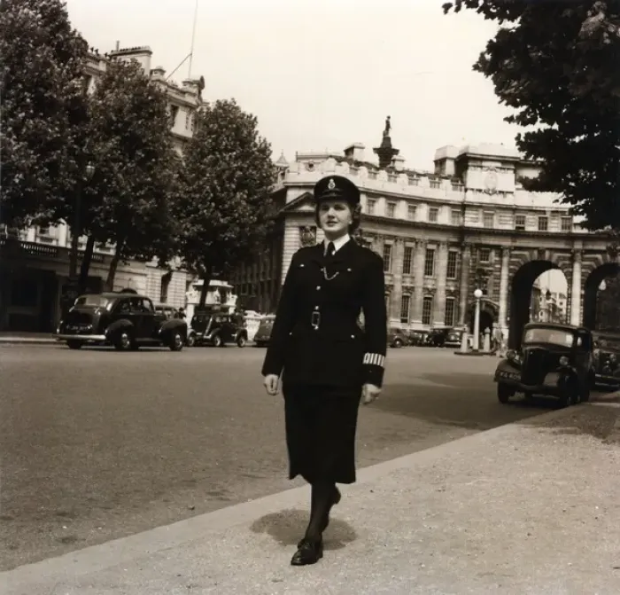 Framed Print : Woman police officer on duty in Central London Framed Print : Woman police officer on duty in Central London
