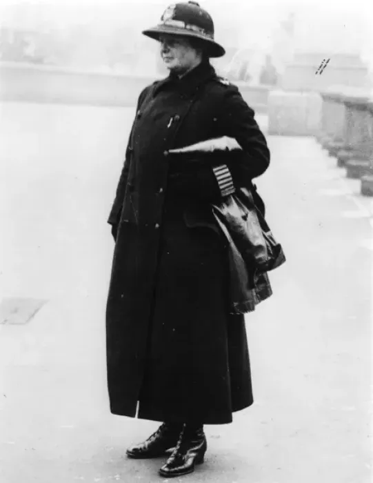 Framed Print : Woman police officer on duty, London Framed Print : Woman police officer on duty, London