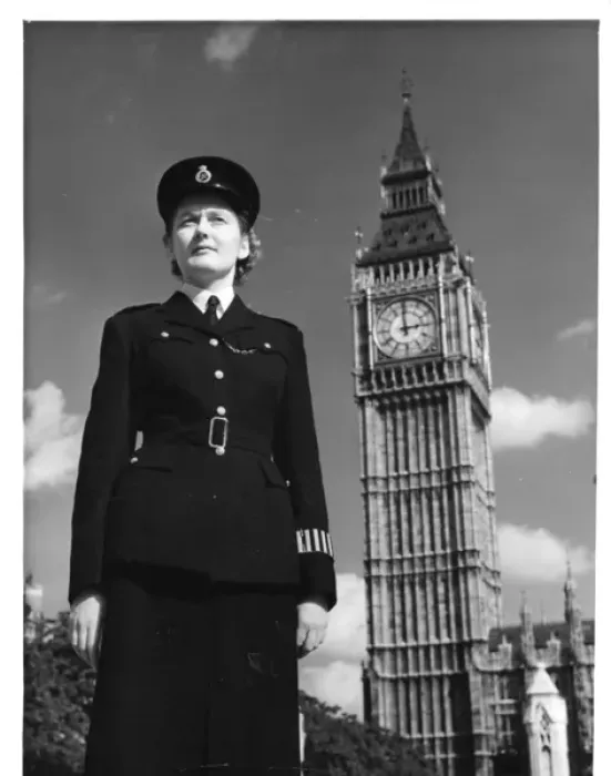 Framed Print : Woman police officer on duty in Westminster, London Framed Print : Woman police officer on duty in Westminster, London