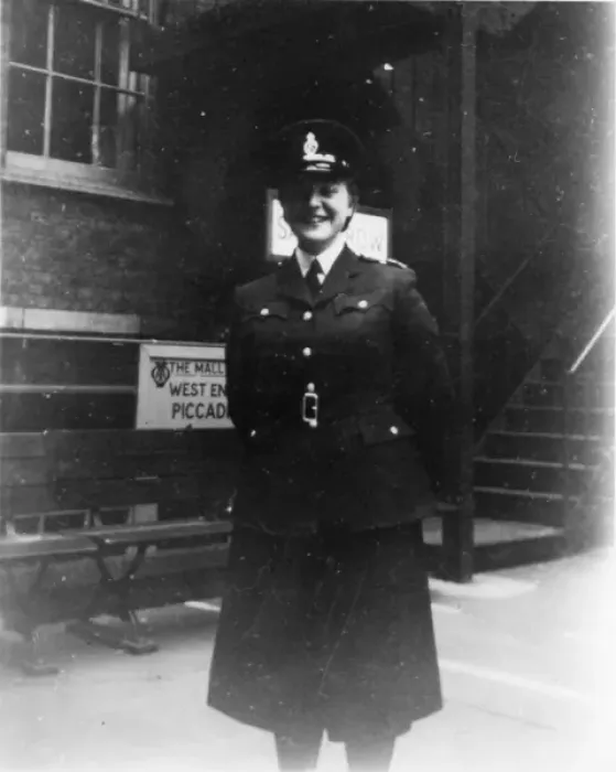 Framed Print : Woman police officer near Pall Mall, London Framed Print : Woman police officer near Pall Mall, London