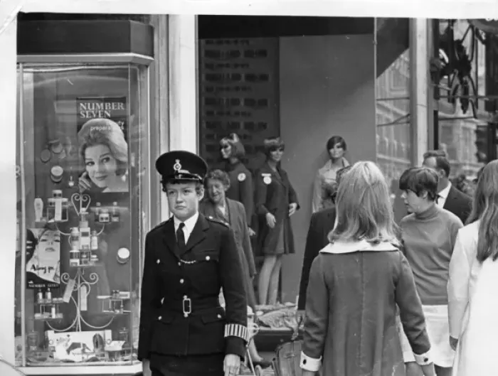 Framed Print : Woman police officer in street, London Framed Print : Woman police officer in street, London