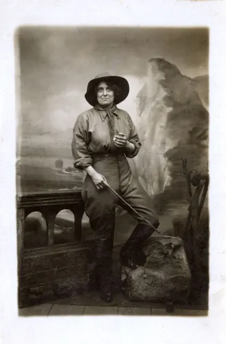 Framed Print : A Woman posing as a frontiersperson in a studio Framed Print : A Woman posing as a frontiersperson in a studio