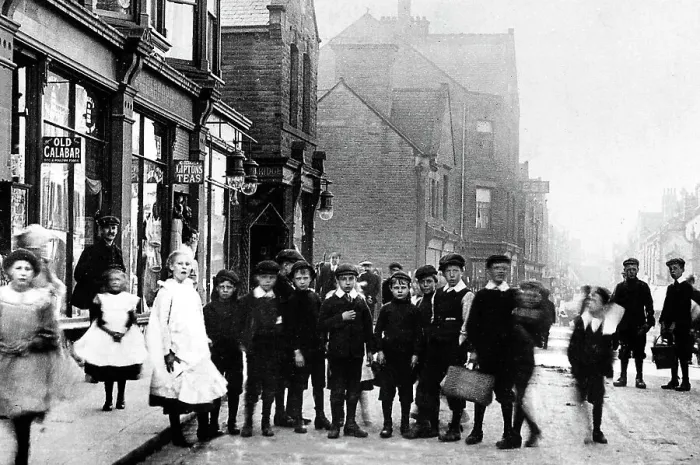 Framed Print : Wombwell High Street early 1900s Framed Print : Wombwell High Street early 1900s