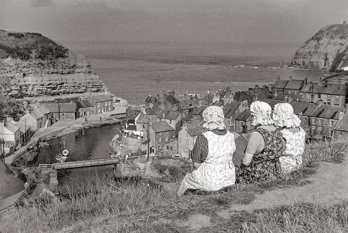 Framed Print : Three women in bonnets and pinifores looking down on Staithes harbour Date: 1947 - 1948 Framed Print : Three women in bonnets and pinifores looking down on Staithes harbour Date: 1947 - 1948