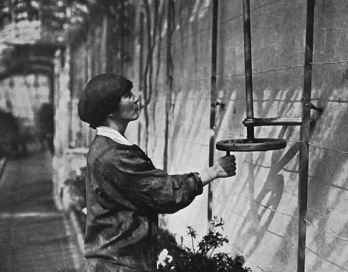 Framed Print : Women Gardeners at Windsor, WW1 Framed Print : Women Gardeners at Windsor, WW1