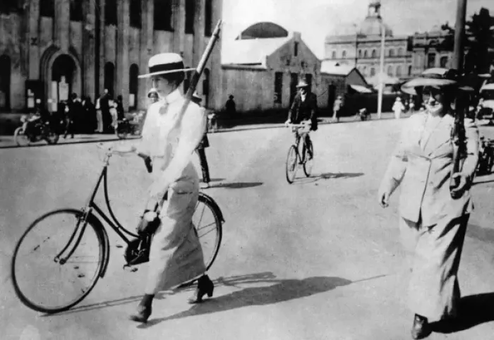 Framed Print : Two women with guns in Pretoria, South Africa, WW1 Framed Print : Two women with guns in Pretoria, South Africa, WW1
