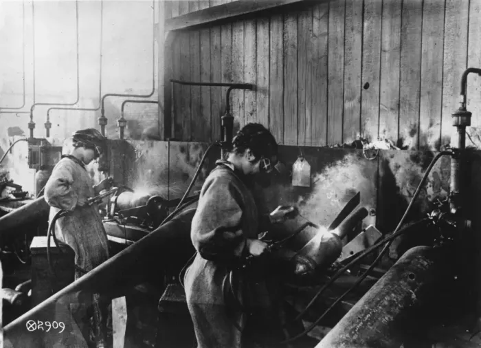 Framed Print : Women war workers, USA Framed Print : Women war workers, USA