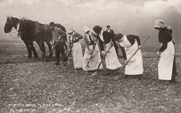 Women Work the Land WW1