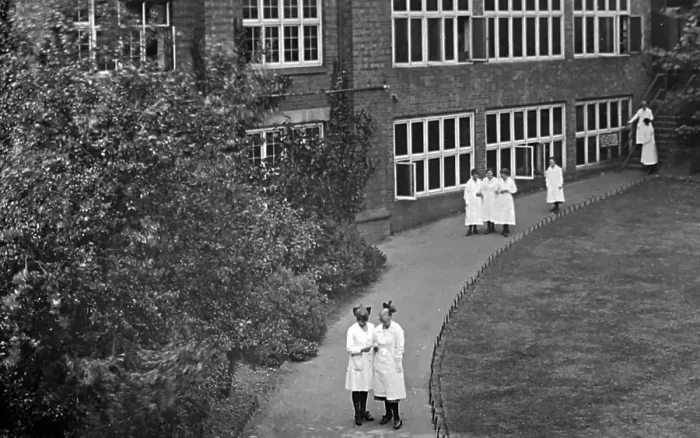Framed Print : Women workers at Cadbury's factory, Bournville in the 1920s Framed Print : Women workers at Cadbury's factory, Bournville in the 1920s