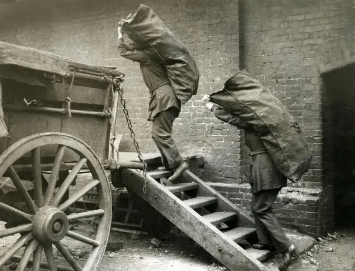 Framed Print : Women workers loading cart at London Gas Works, WW1 Framed Print : Women workers loading cart at London Gas Works, WW1