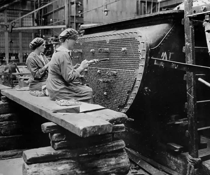 Framed Print : Women working on a condenser tube during the First World War Framed Print : Women working on a condenser tube during the First World War