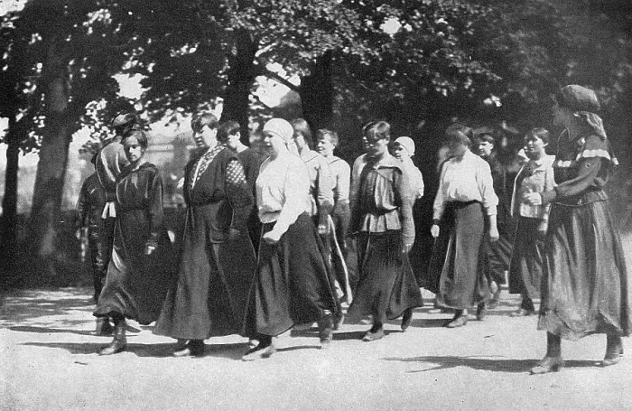 Framed Print : Women's Battalion of Death, Russia, WW1 Framed Print : Women's Battalion of Death, Russia, WW1