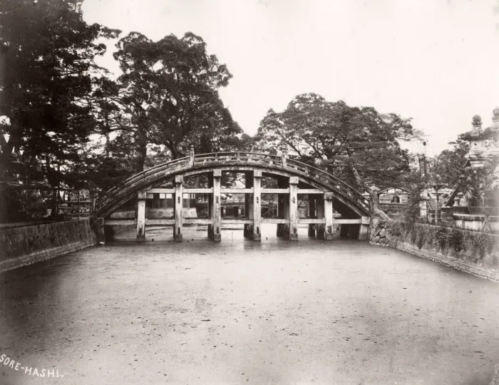 Framed Print : Wooden bridge, Kobe, Japan, von Stillfried studio, 1870s Framed Print : Wooden bridge, Kobe, Japan, von Stillfried studio, 1870s