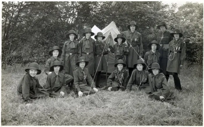 Framed Print : Woodland School, High Wycombe, Buckinghamshire - Girl Guide troupe camping trip Framed Print : Woodland School, High Wycombe, Buckinghamshire - Girl Guide troupe camping trip